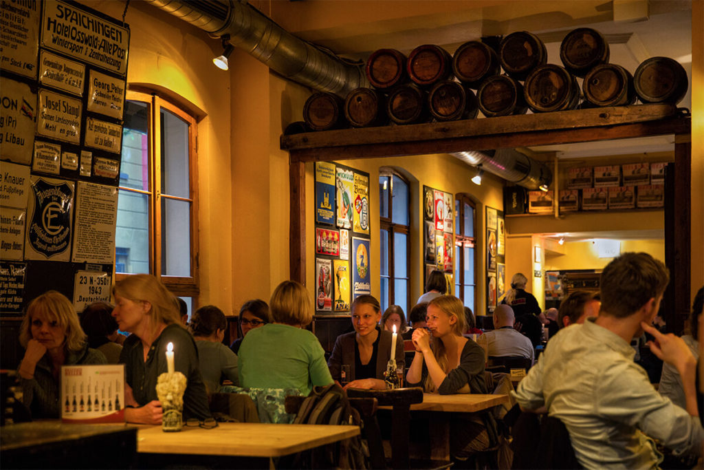 Koelner-Trauer-Treff-Brauhaus-Hellers-Trauerstammtisch-Loss-Mer-Verzaelle